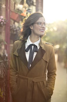 秋日阳光下，一位时尚女性微笑的肖像