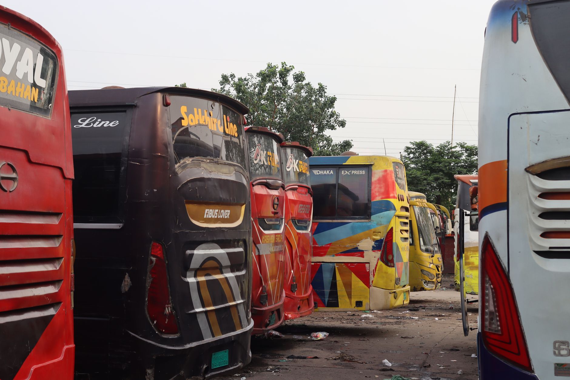 রাজধানীর বাস পয়েন্টে মহিলা বাস সার্ভিসের ফাঁকা আসন ও যাত্রীদের উপস্থিতি