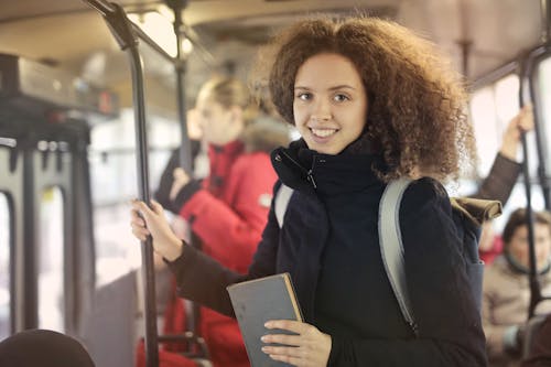 Mujer, En, Abrigo Negro, Equitación, Metro