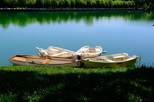 Barques en bois du débarcadère