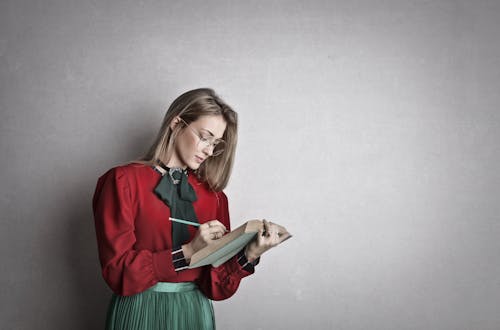 Slimme Volwassen Vrouwelijke Student Leesboek In Studio