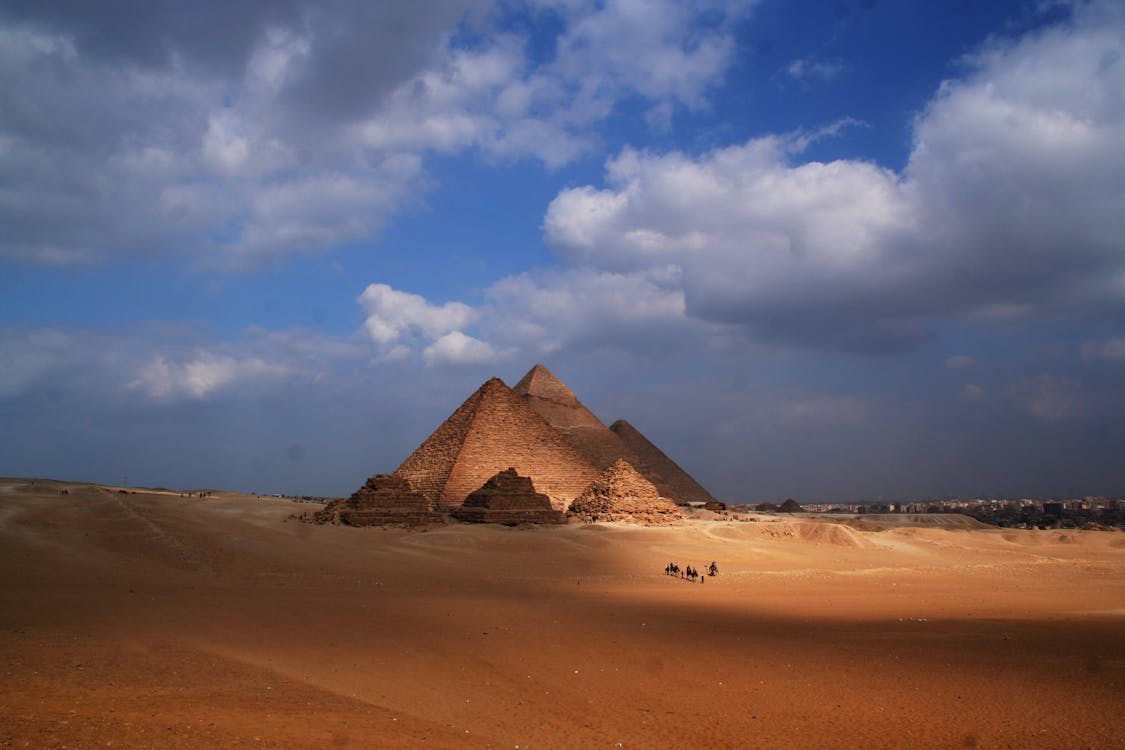 Paysage Désertique Avec Dunes Et Pyramide De Khéops