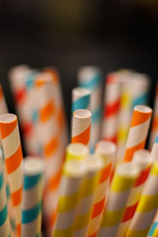 Coloured striped paper straws — photo by Canary Vista ES on Pexels