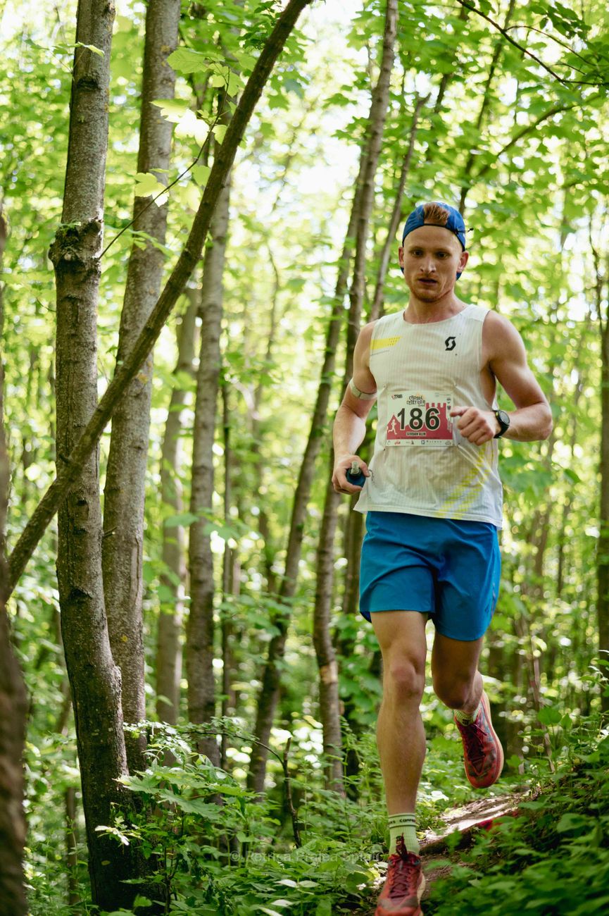 Coureur sur un sentier boisé du parc de la Gatineau en Outaouais