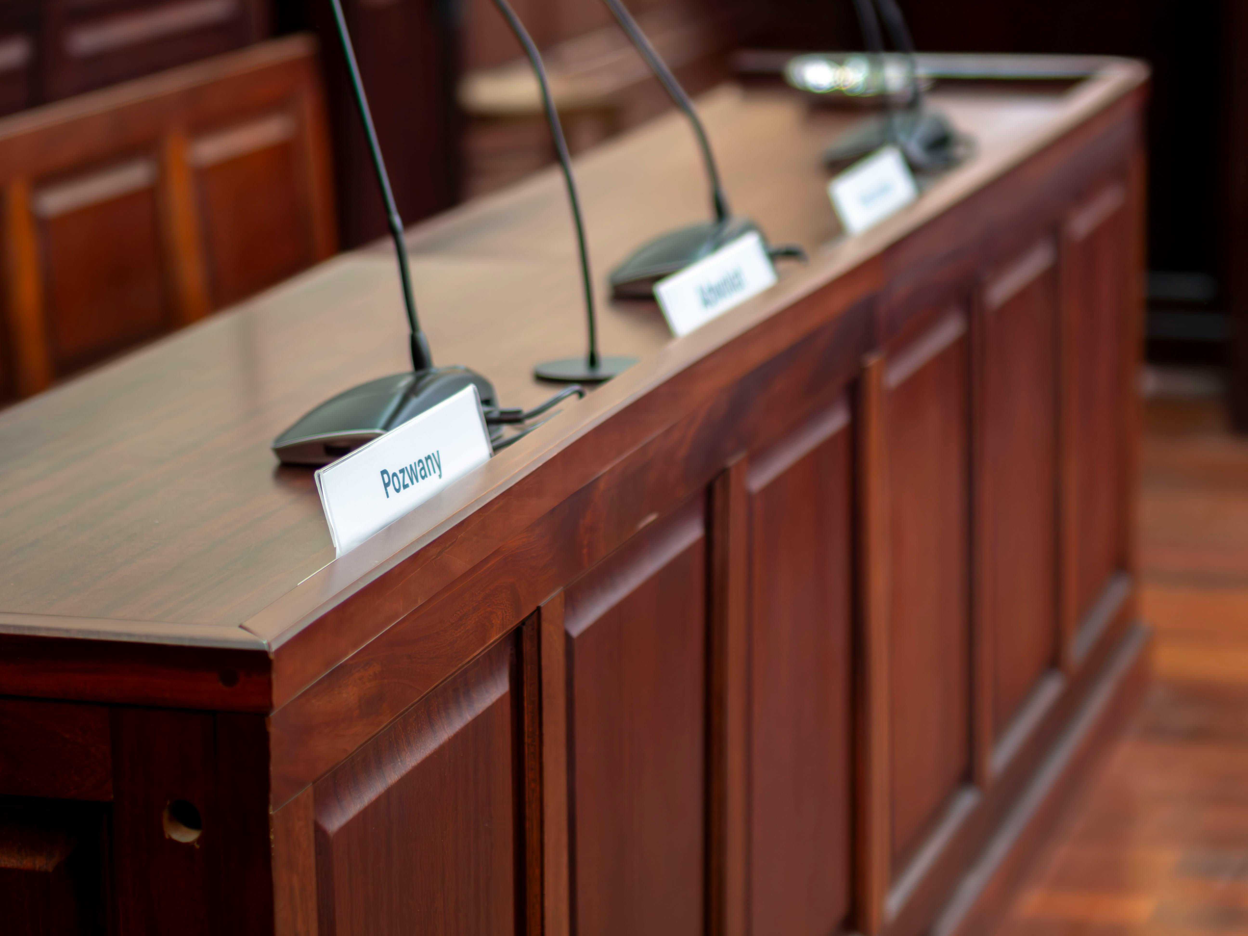 Imajen husi sala tribunál apelu ho juiz sira no advogadu sira diskute kona-ba lei foun. Ilustrasaun kona-ba argumentu legal n