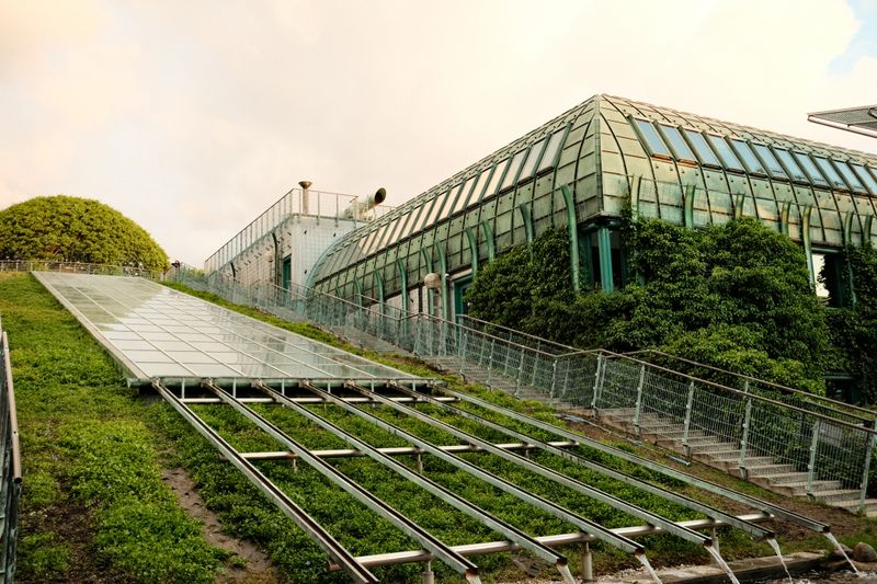 Begrüntes Flachdach mit Solaranlage