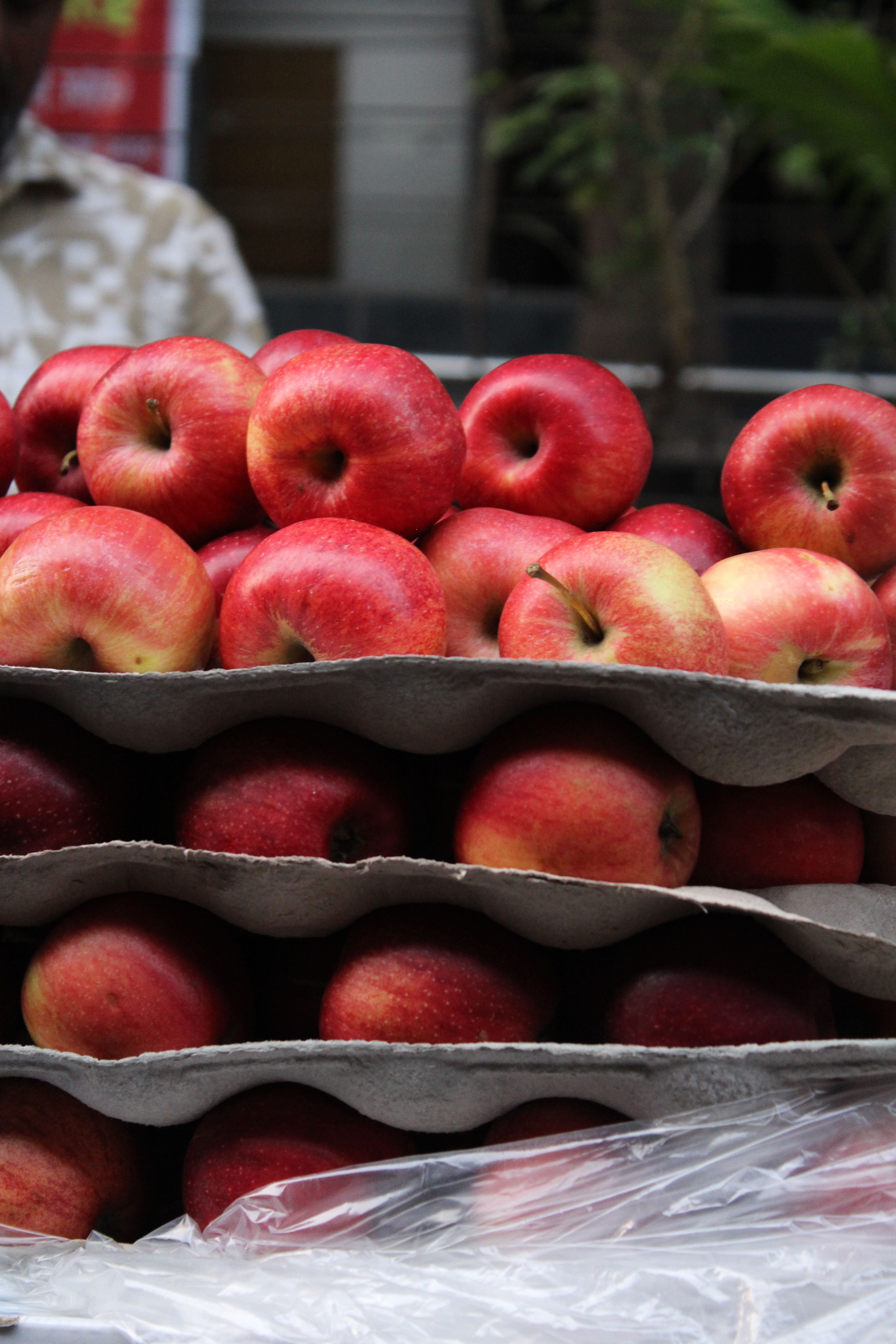 Manzanas Rojas Frescas Apiladas En El Mercado. · Foto de stock gratuita