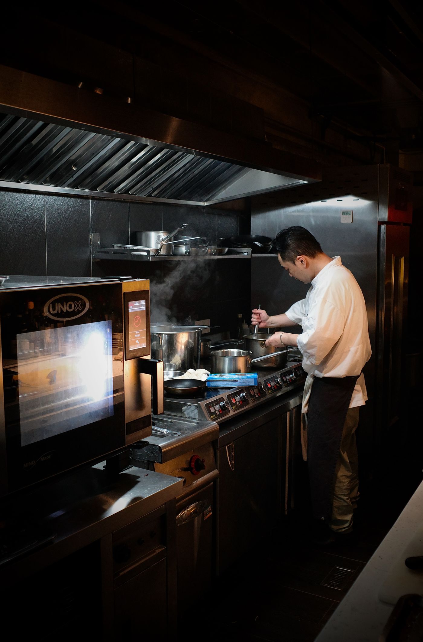 Chef trabajando en cocina profesional