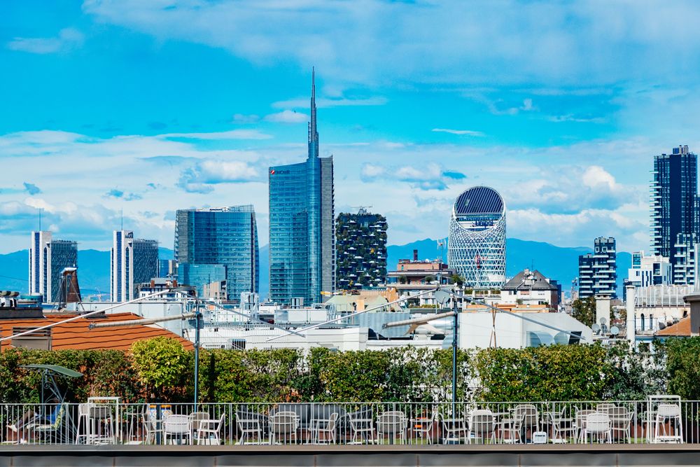 Zgârie-nori moderni din Milano, sub cer albastru senin