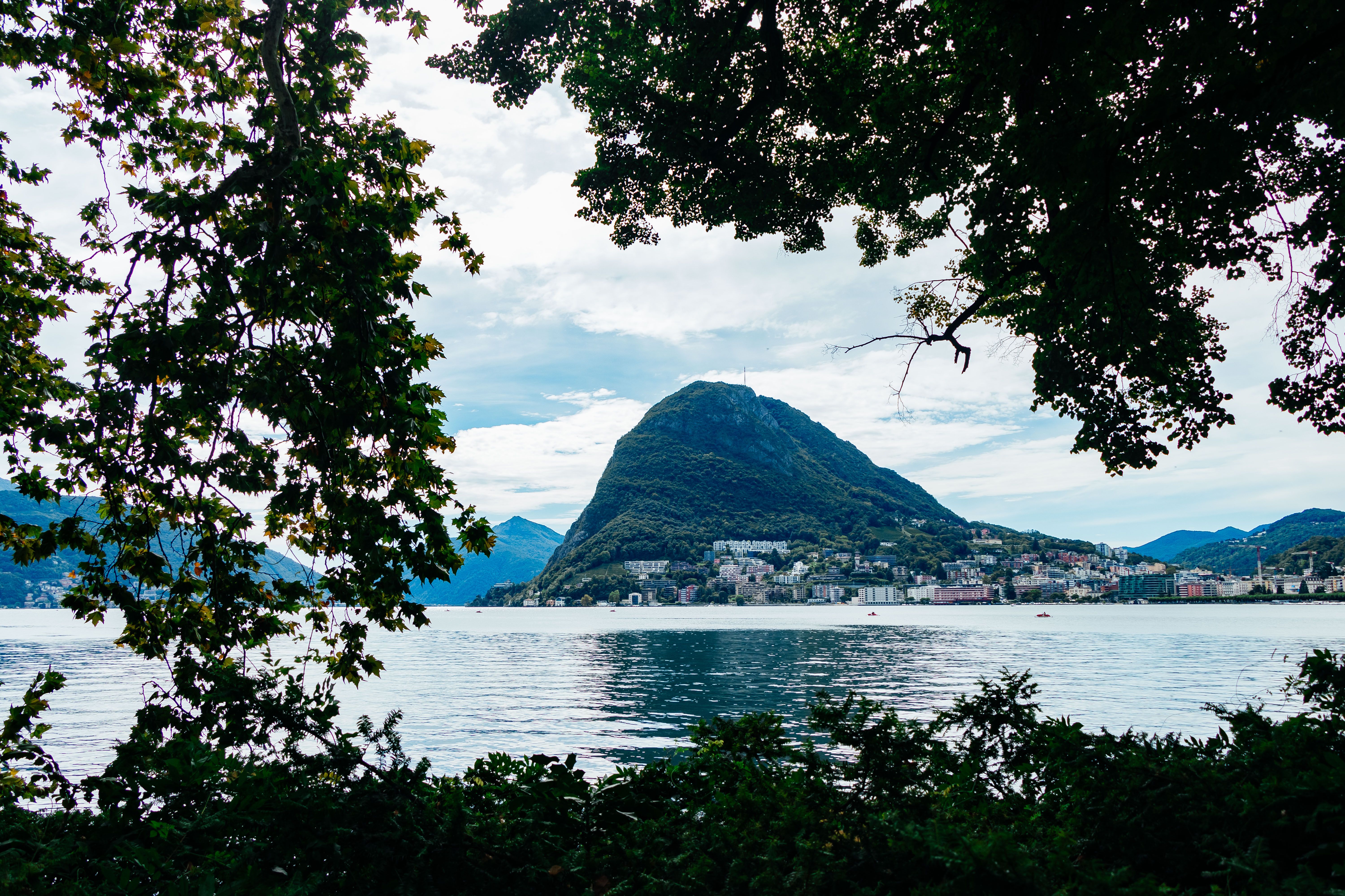 Vue urbaine au crépuscule, à l’image de lugano.
