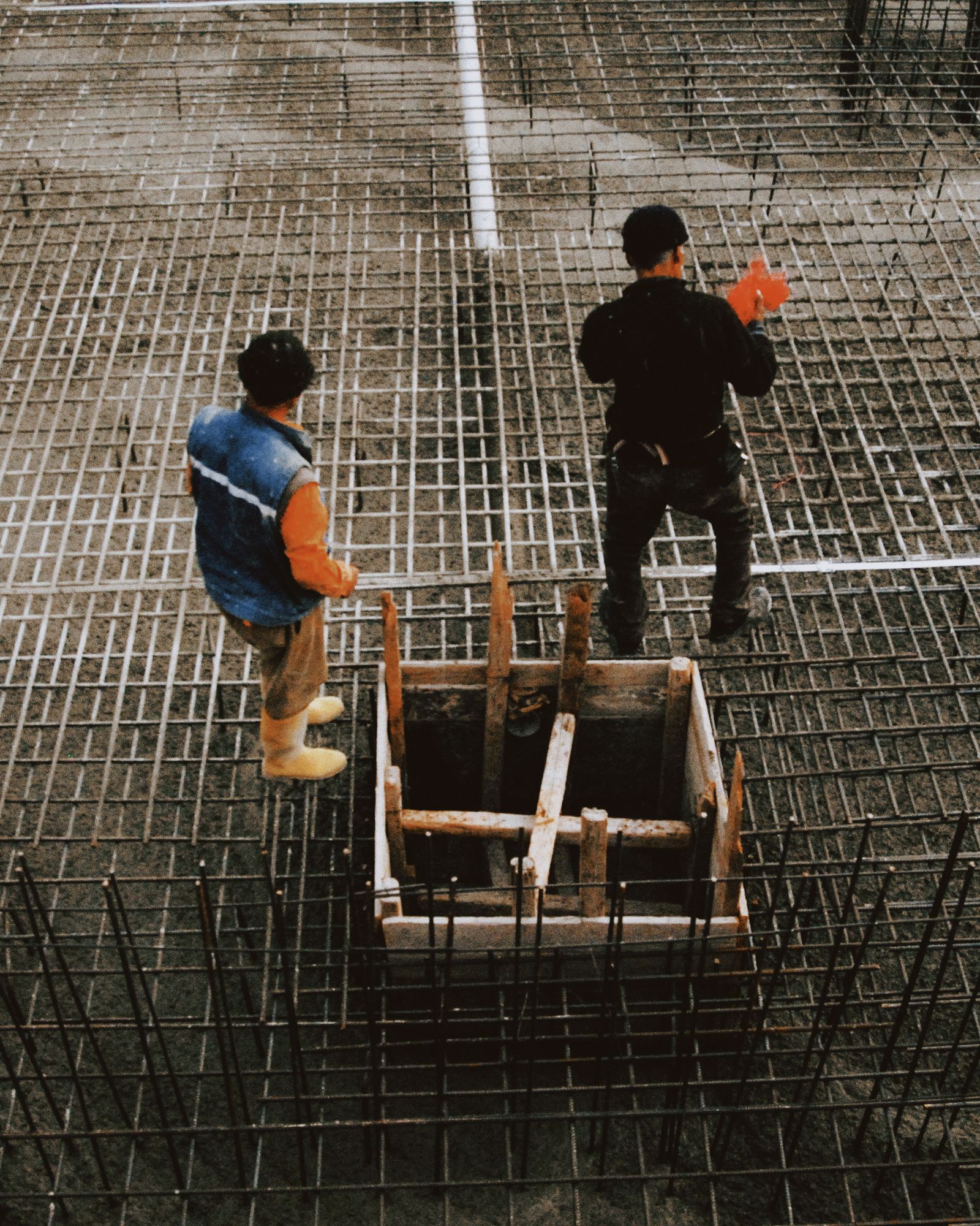 Echipă de constructori pe o structură din beton armat