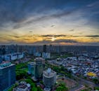 日落时分，雅加达城市天际线的惊人鸟瞰图，捕捉了现代摩天大楼与充满活力的城市生活