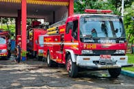 在印度尼西亚雅加达的一个室外消防局，白天停着消防车