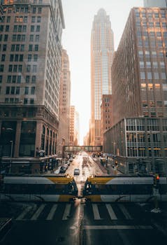 黎明时分，明尼阿波利斯市中心的有轨电车和摩天大楼构成了一幅迷人的景色