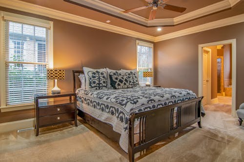 ベッドルーム内の茶色の木製ベッド