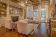 当代客厅配备了舒适的家具和时尚的壁炉