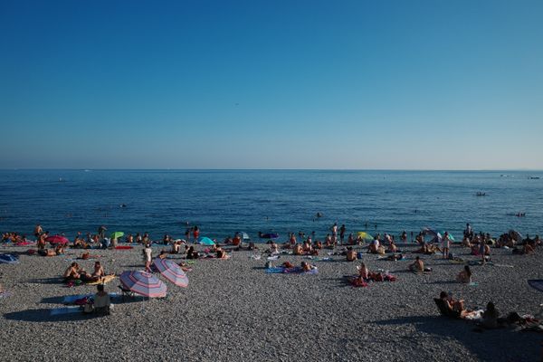 Pantai ramai di Nice Prancis saat gelombang panas