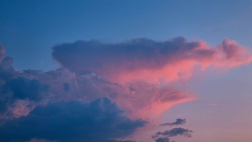 Free A tranquil sunset over Gia Lai, Vietnam, showcasing vibrant pink and blue clouds. Stock Photo