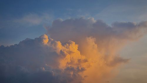 Free Dramatic golden clouds illuminated by the sunset in Gia Lai, Vietnam, showcasing natural beauty. Stock Photo