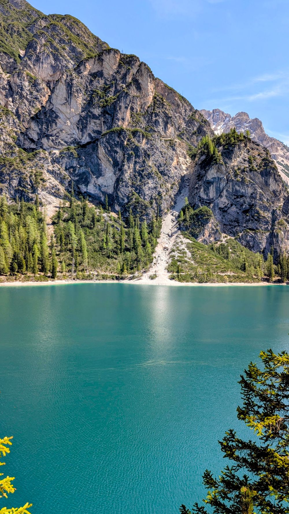 Lacul Braies în lumină liniștită, cu pereții Dolomiților deasupra
