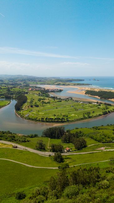 Fotomural Vista aérea que captura el impresionante paisaje de la curva del río La Rabia y la costa cercana en Cantabria, España.