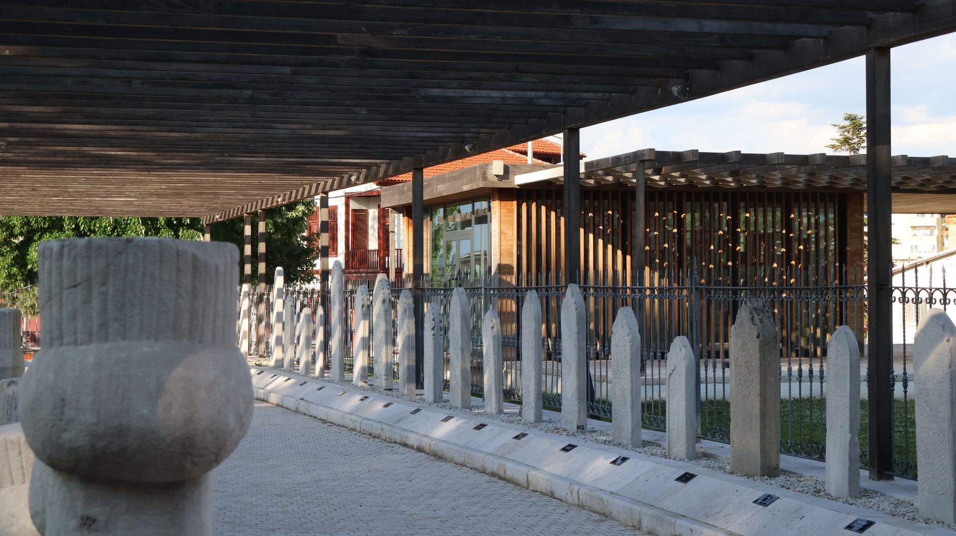 Estonya Mimarlık Müzesi'nin yenilenen dış alanında açık hava sergisi