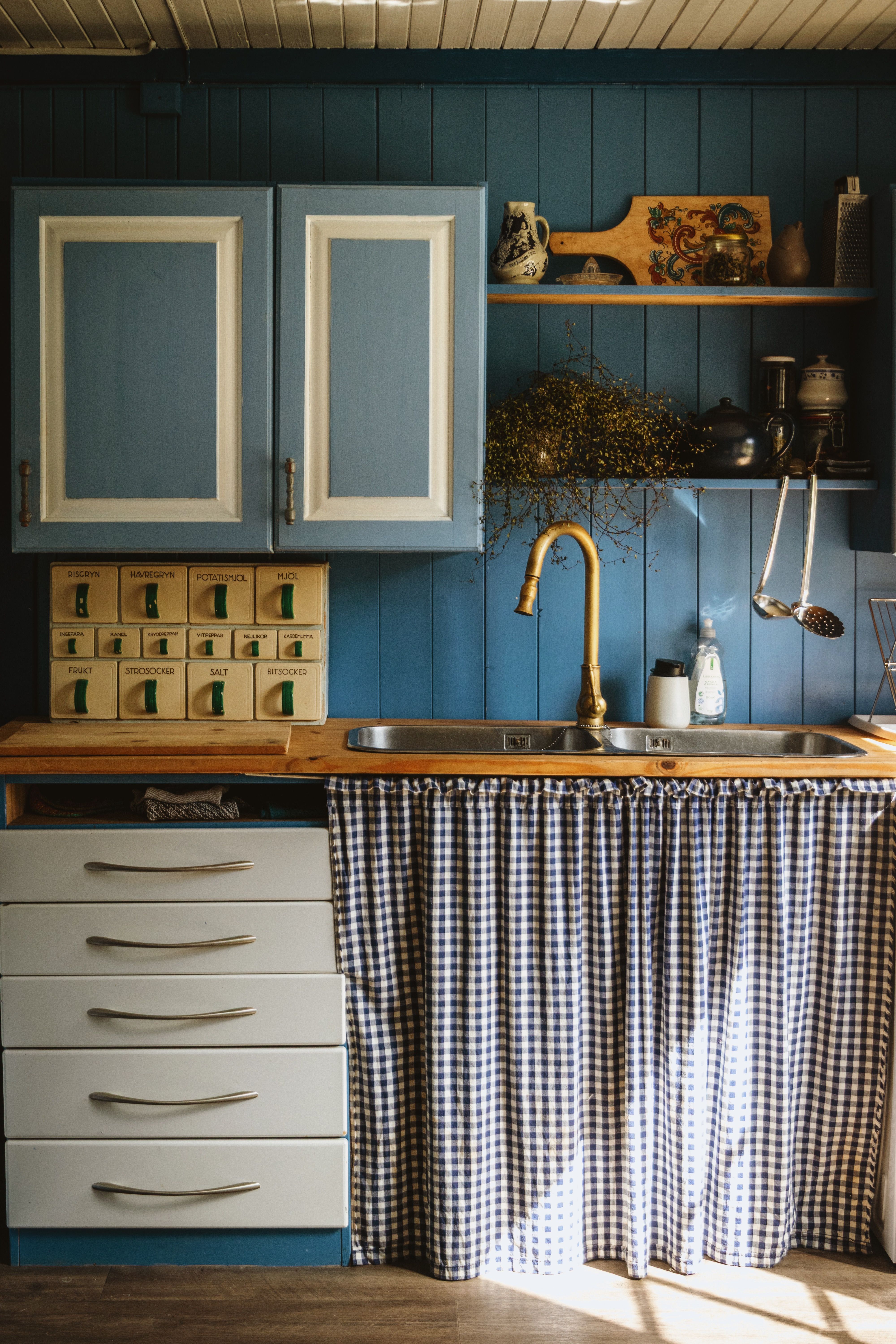 Interior De Cocina Rústica Con Gabinetes Azules Y Decoración Vintage ...