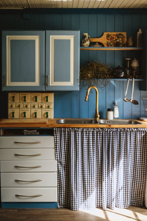 Interior De Cocina Rústica Con Gabinetes Azules Y Decoración Vintage ...