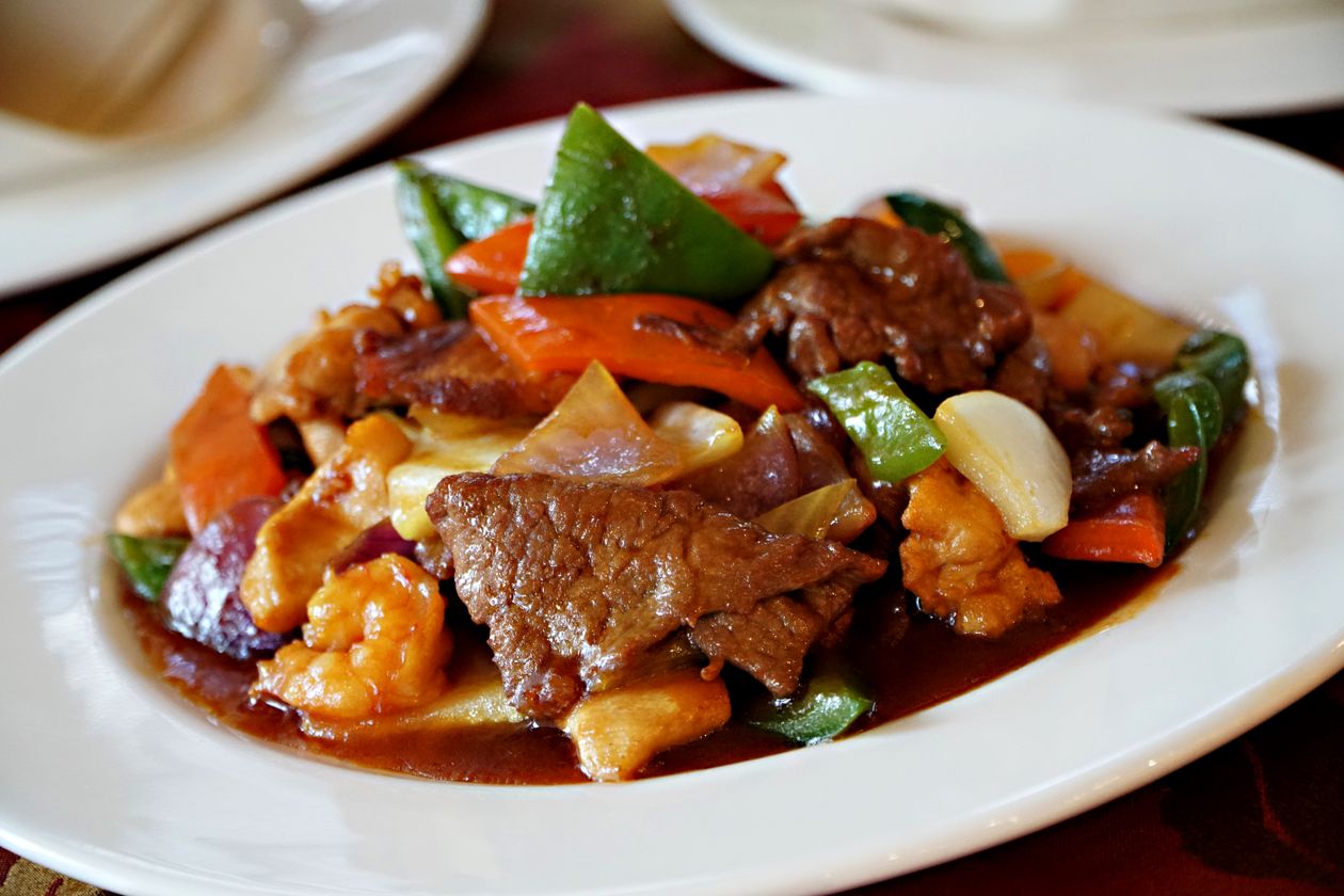 Đĩa bò xào rau củ thơm lừng trên đĩa trắng