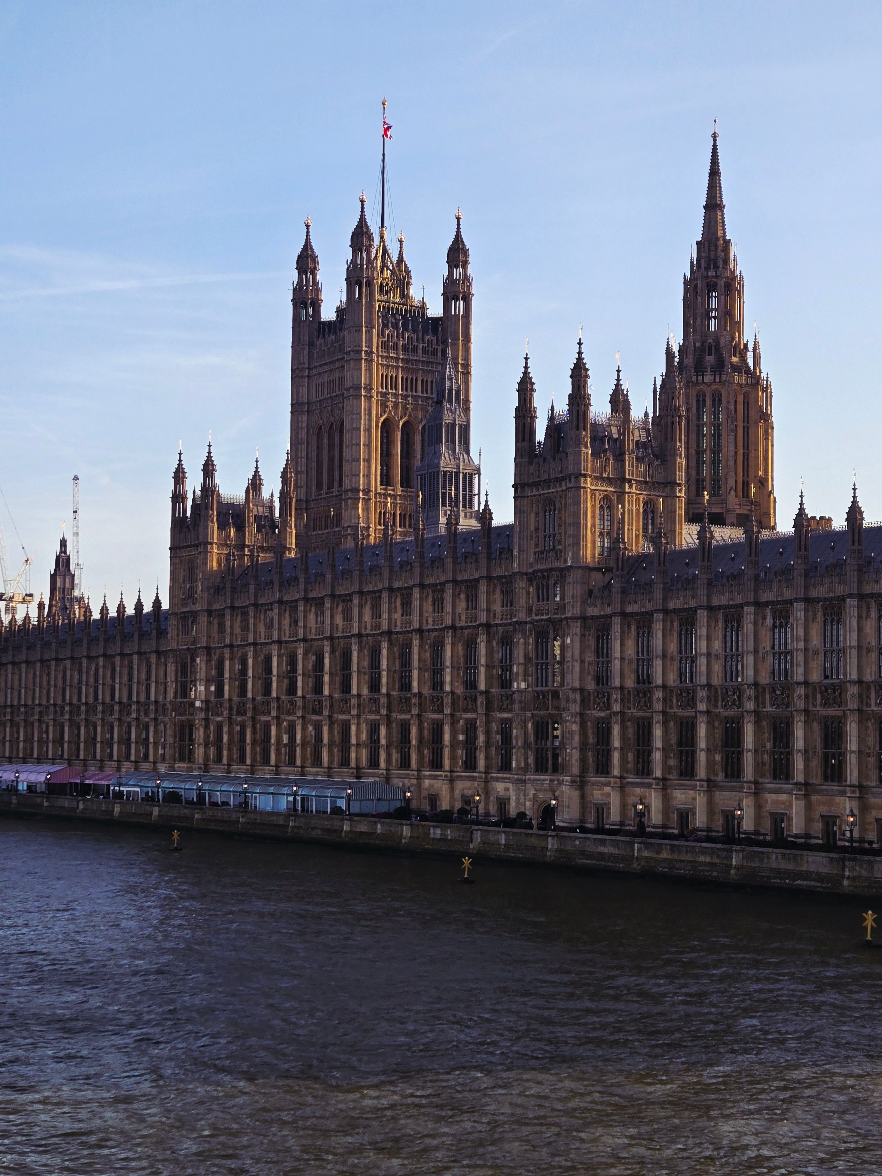 Prachtige foto van het Britse parlement in Londen aan de oevers van de Theems.