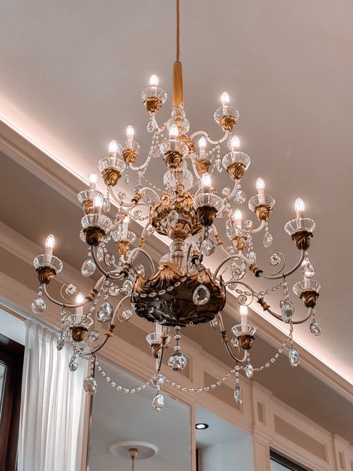 Free Luxurious crystal chandelier in a classic Viennese room, exuding elegance. Stock Photo