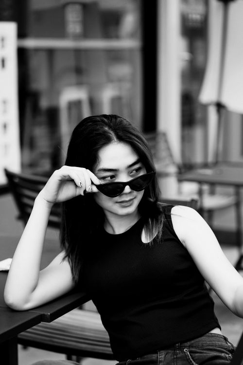 Free Stylish black and white portrait of a woman in sunglasses, exuding sophistication. Stock Photo