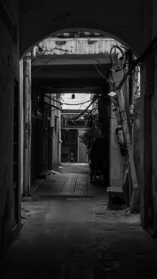 Free Dark urban alleyway in black and white, capturing a mysterious city atmosphere. Stock Photo