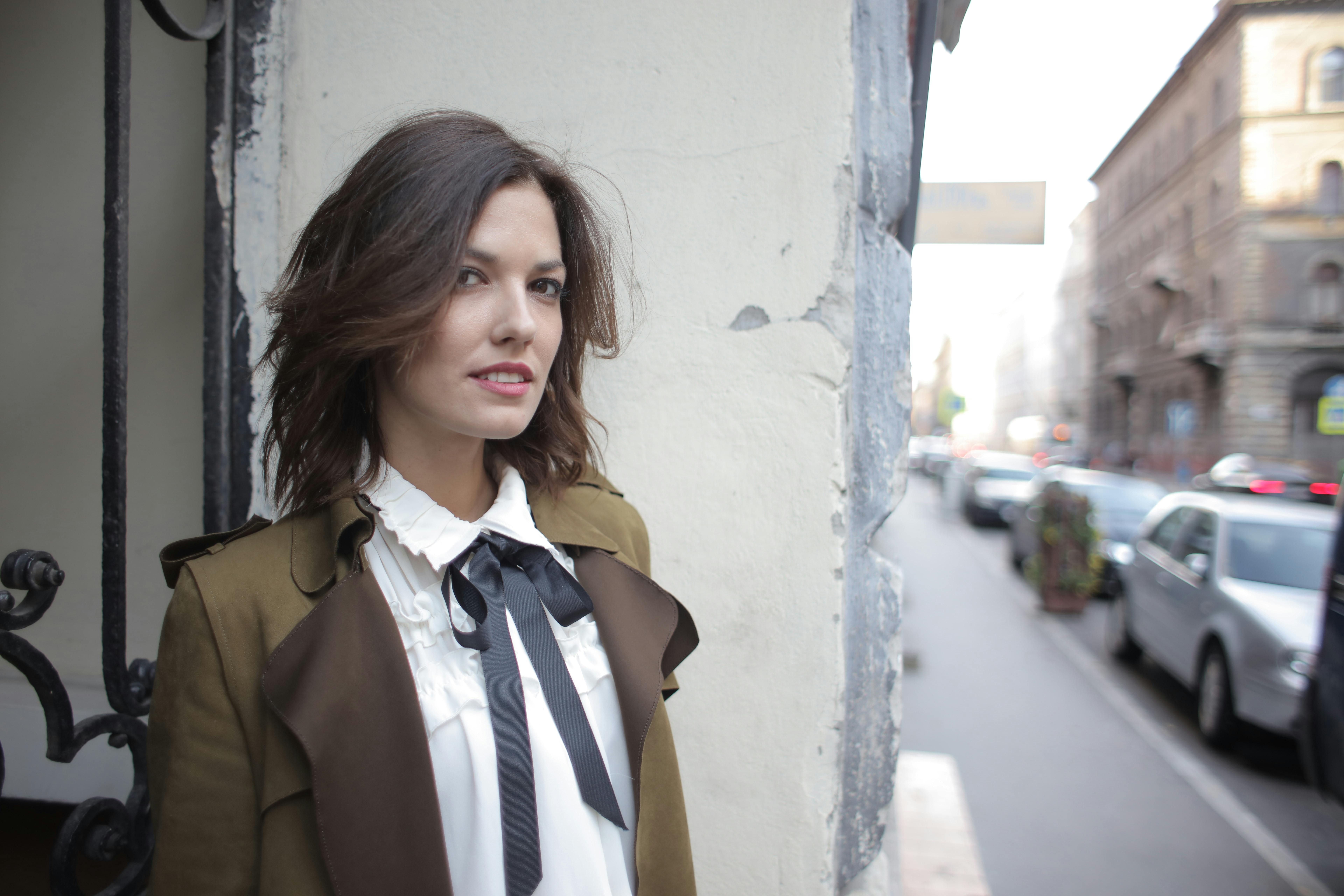 时尚女性在城市街景中自信摆拍，尽显风格