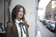 时尚女性在城市街景中自信摆拍，尽显风格