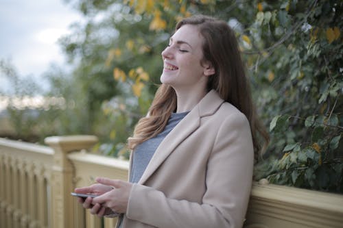 Una Mujer Alegre Con Smartphone