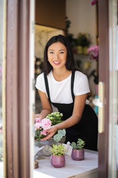 一家古色古香的花店里，一张桌子上摆放着鲜花