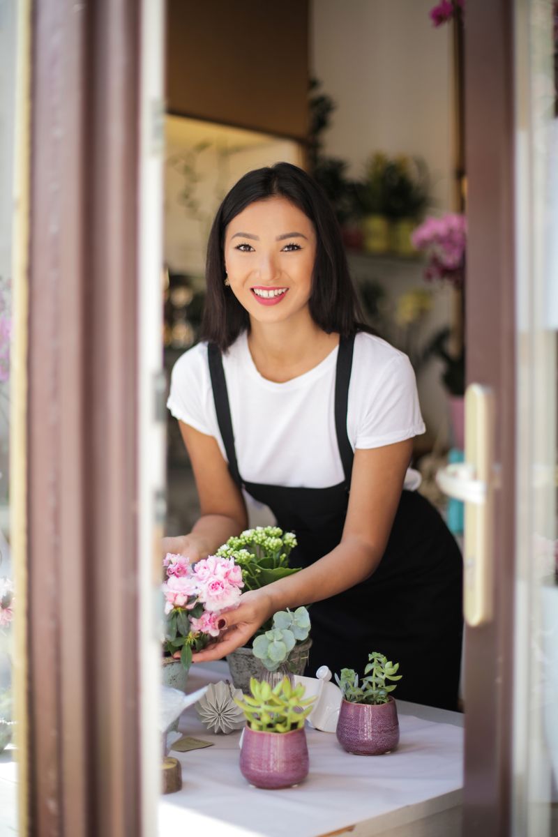 Florista trabalhando na Aras Flores