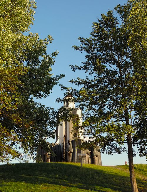 Free A captivating monument nestled among lush trees on a sunny day. Stock Photo