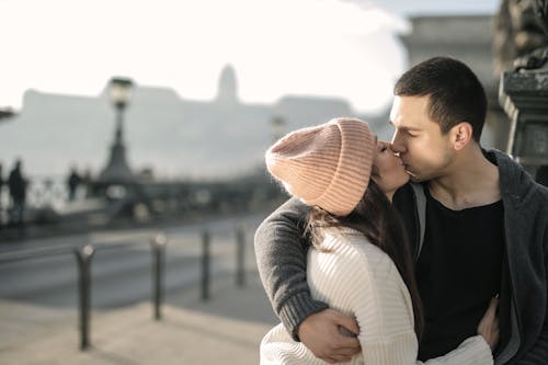 Zdjęcie Przytulającej Się I Całującej Się Pary