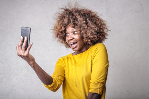 Wanita Berkemeja Kuning Lengan Panjang Mengambil Foto Selfie