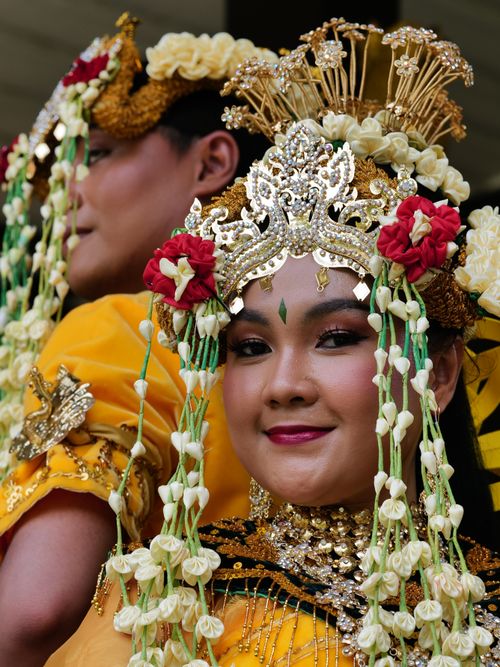Free Vibrant portrait of a woman in traditional Indonesian wedding attire. Stock Photo