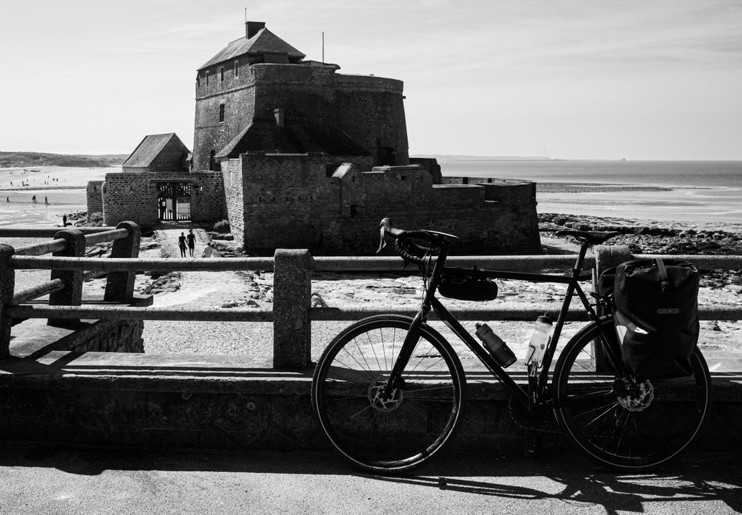 Kostnadsfria Monokromt foto av en cykel nära Fort National, Saint-Malo, Frankrike. Vacker kustutsikt. Stock foto