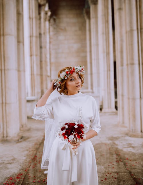 Femme En Robe Blanche Marchant Sur L'allée