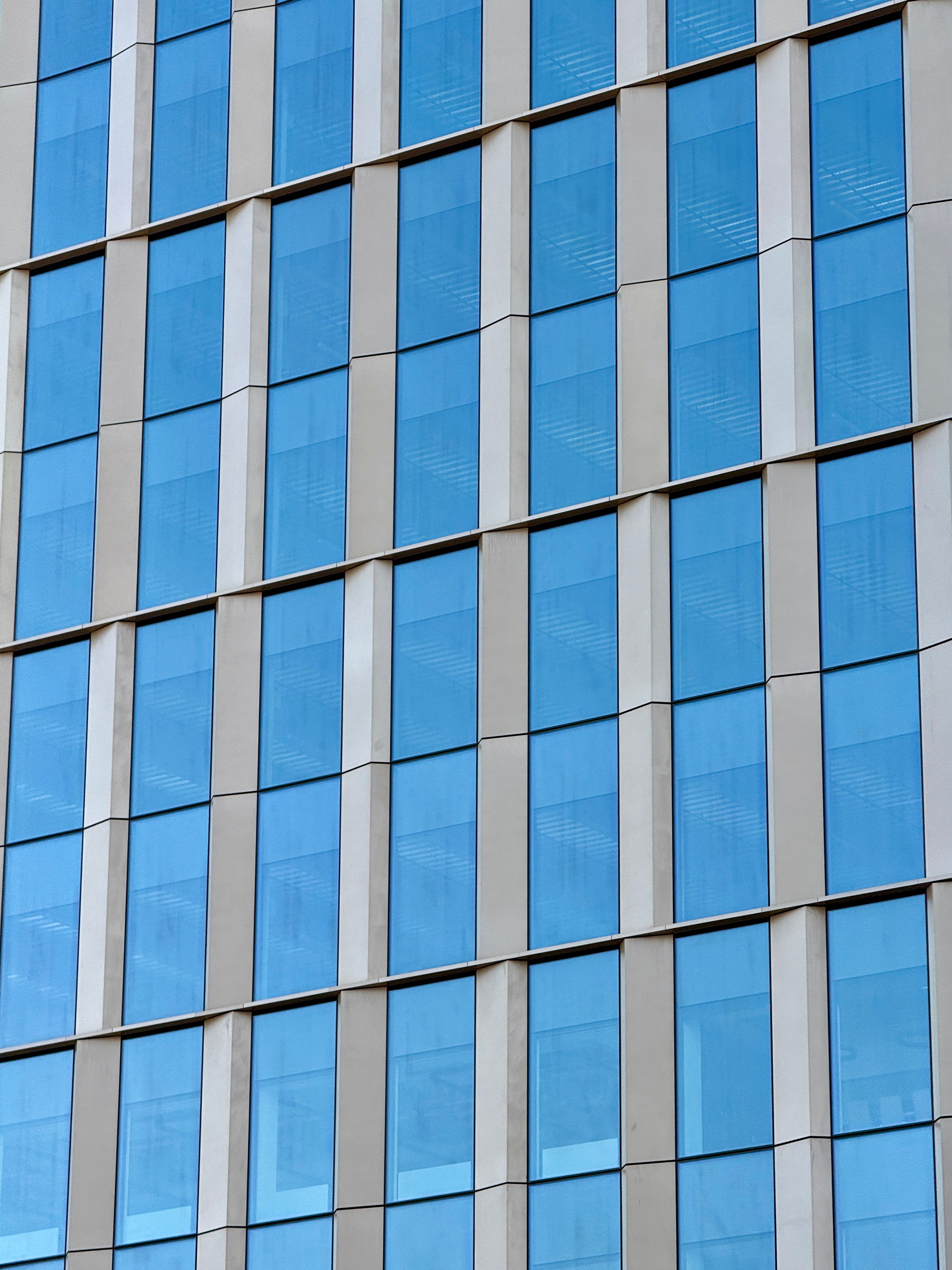 Fotomural Vista detallada de la fachada de un edificio moderno de cristal con ventanas azules en Boston, EE. UU.