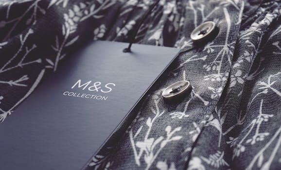 黑白花卉面料特写，设计优雅，带有纽扣和标签