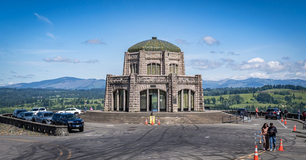 Explore Vista House's stunning panoramic views in Oregon.