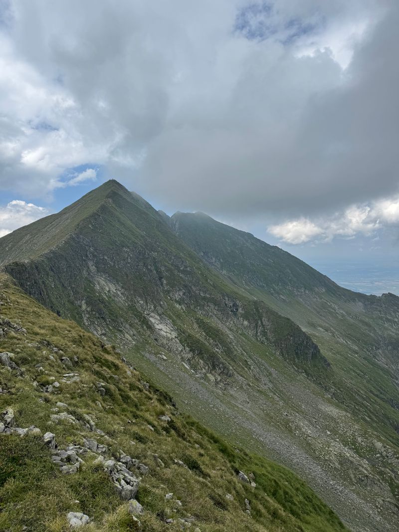 Crestele alpine ale Munților Făgăraș pe timp de vară