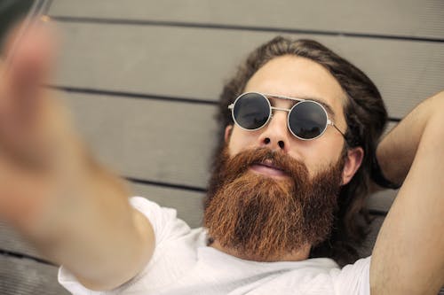 Homme Barbu Portant Une Chemise Blanche Et Des Lunettes De Soleil Noires