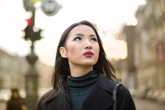 白天，一位优雅的年轻女子在城市街道上的肖像